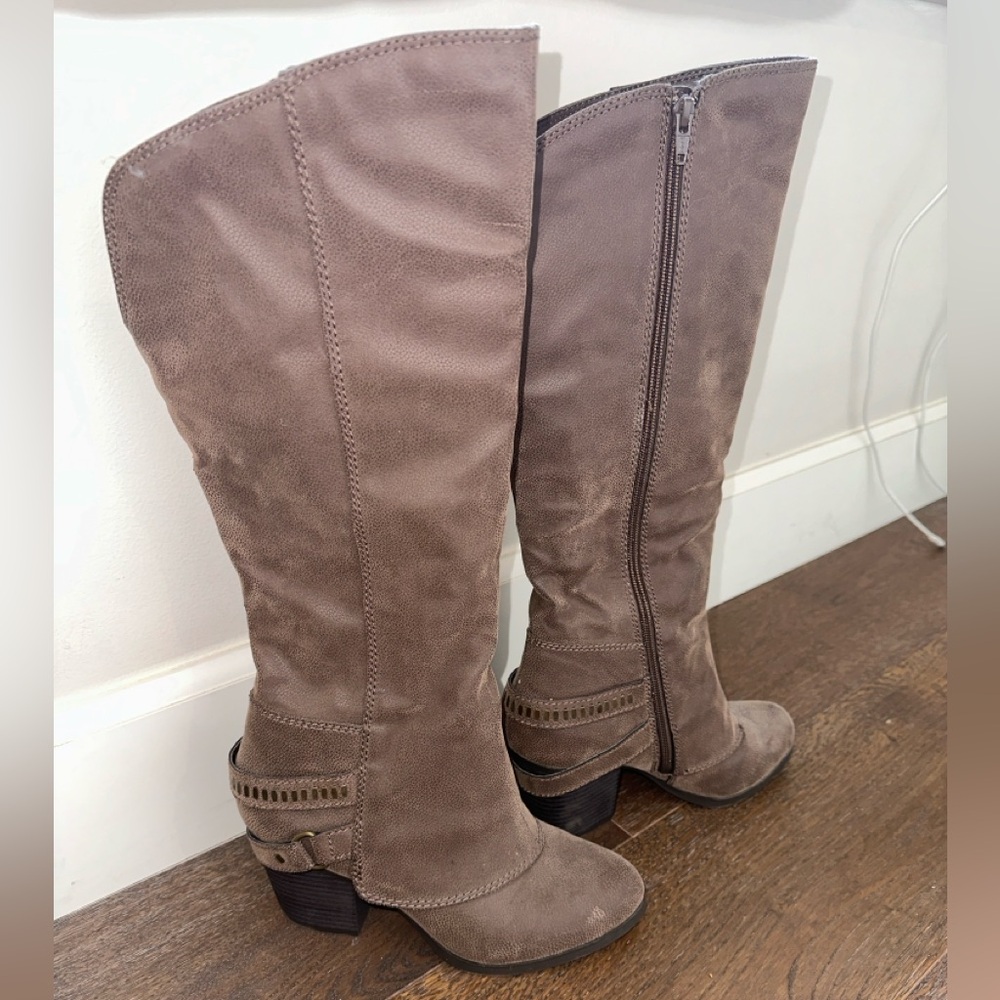 Brown knee high boots. Size 7.5